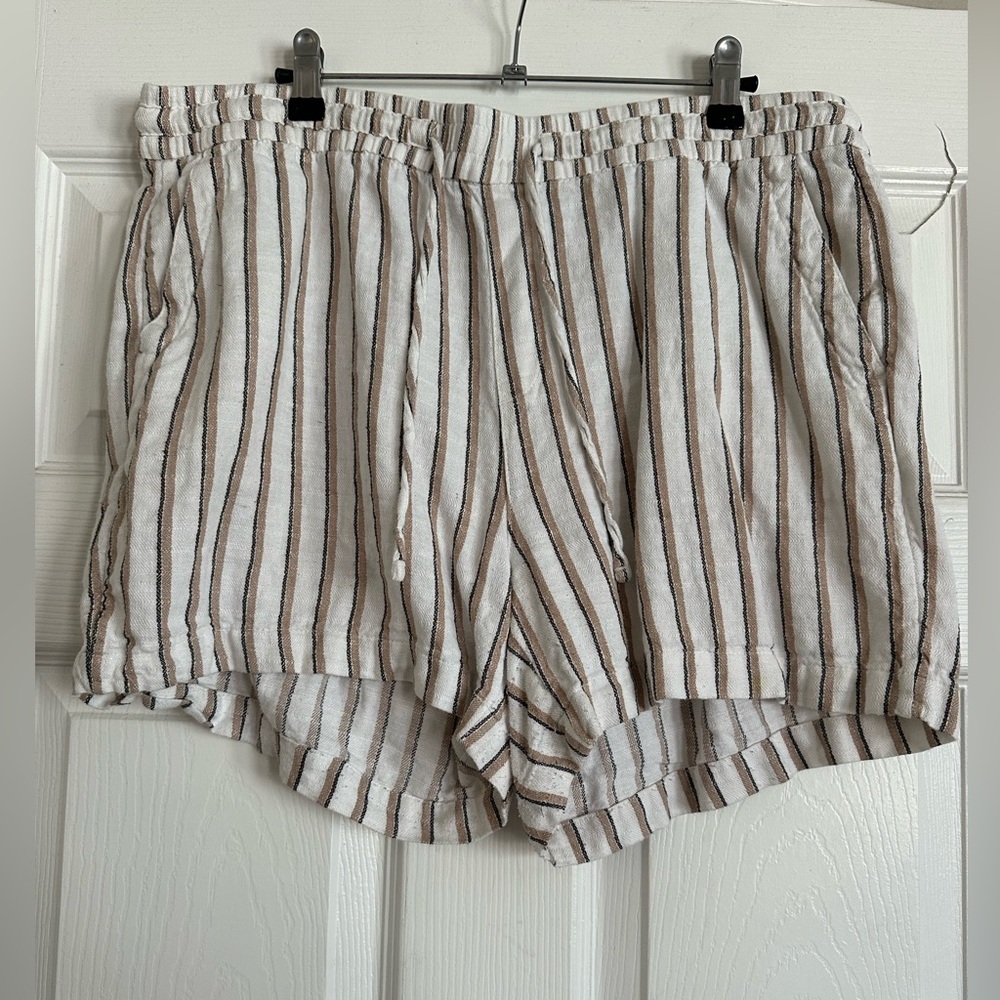 Women’s high-waisted, drawstring linen shorts. 3.5” inseam, size large.